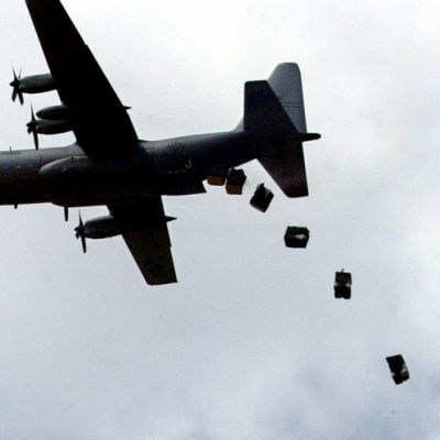 USA werfen Hilfsgüter ab