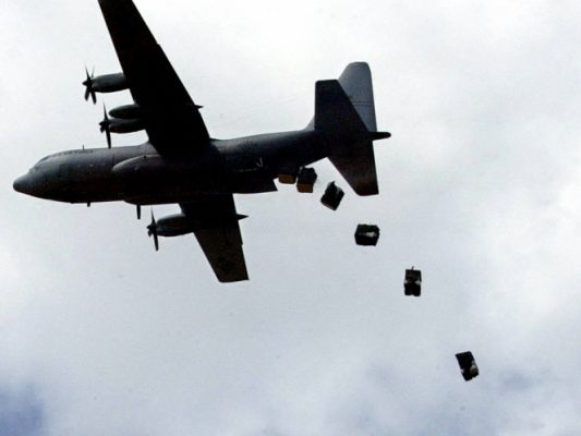 USA werfen Hilfsgüter ab