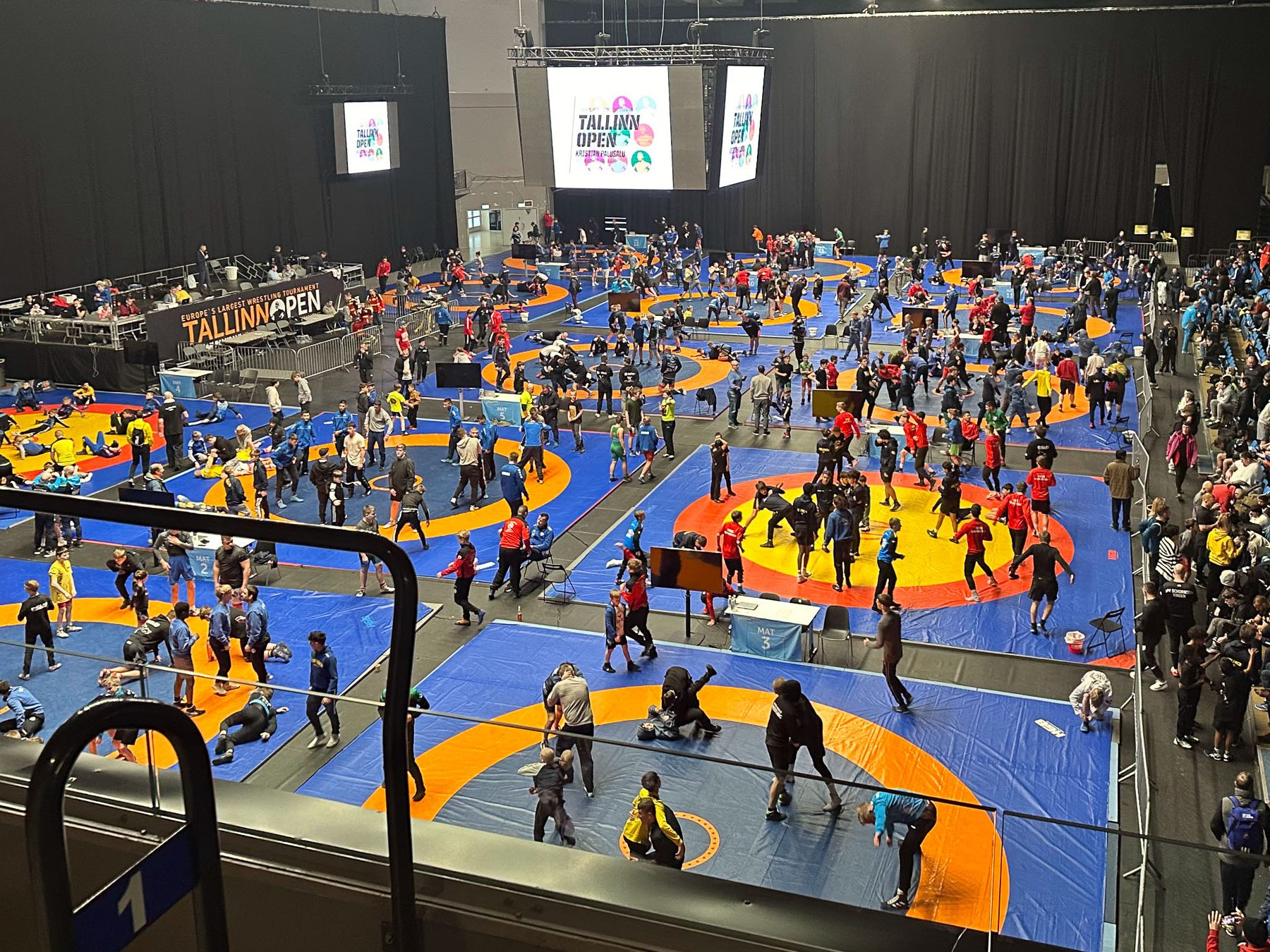 Die Sporthalle in Tallin, ausgelegt mit 14 Ringermatten und frequentiert mit insgesamt 2000 Ringern aus 30 Nationen. Die Sporthalle in Tallin, ausgelegt mit 14 Ringermatten und frequentiert mit insgesamt 2000 Ringern aus 30 Nationen.