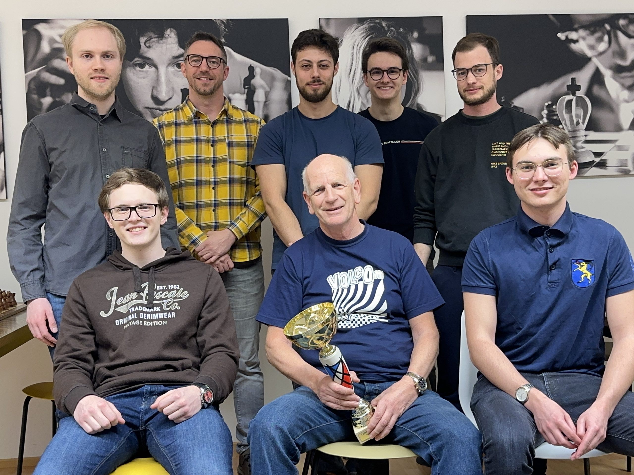 Das erfolgreiche Team aus Hohenems: Sitzend vlnr: Lukas Marte, Obmann Ingo Lais, Benjamin Kienböck Stehend: Emilian Hofer, Philipp Lins, Améziane Gouali, Julian Kranzl, Kai Steiner Das erfolgreiche Team aus Hohenems: Sitzend vlnr: Lukas Marte, Obmann Ingo Lais, Benjamin Kienböck Stehend: Emilian Hofer, Philipp Lins, Améziane Gouali, Julian Kranzl, Kai Steiner