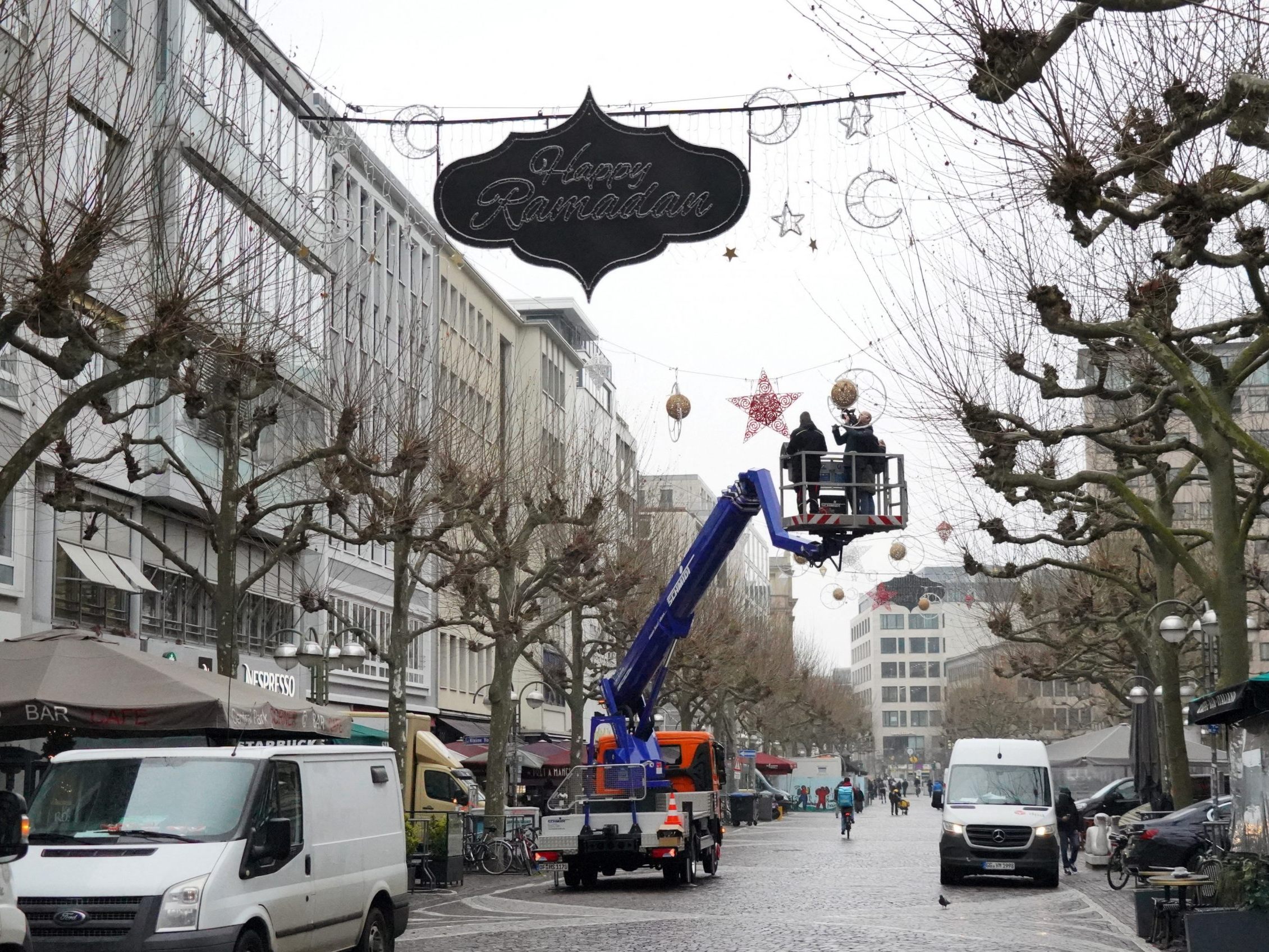 In Frankfurt hängt erstmals eine Beleuchtung für den muslimischen Fastenmonat. In Frankfurt hängt erstmals eine Beleuchtung für den muslimischen Fastenmonat.