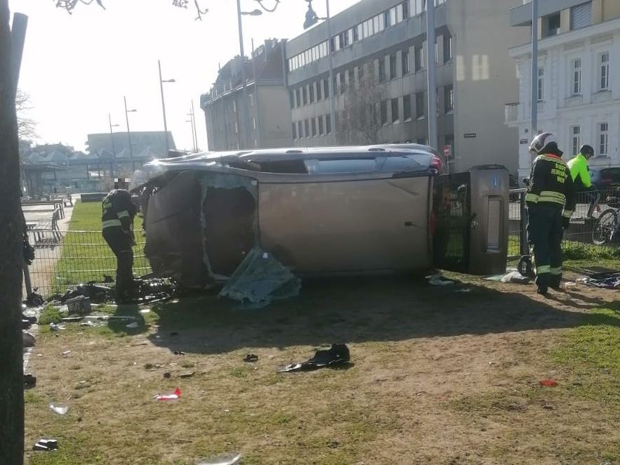 Das Auto kam nach dem Unfall seitlich zum Liegen.