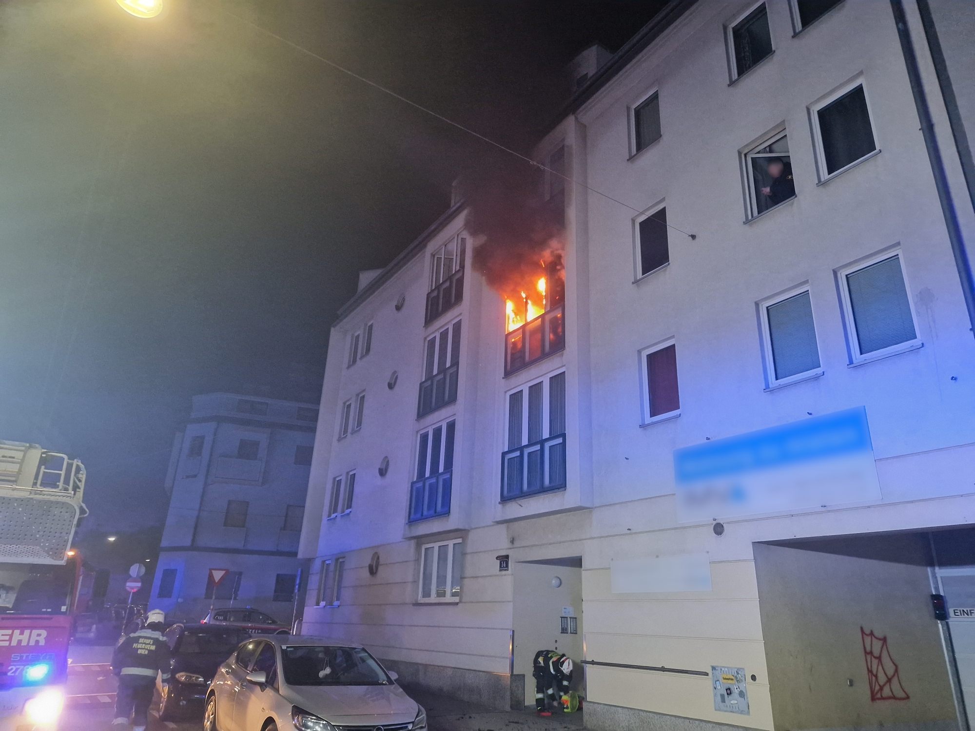 Zwei Personen wurden bei dem Zimmerbrand verletzt. Zwei Personen wurden bei dem Zimmerbrand verletzt.