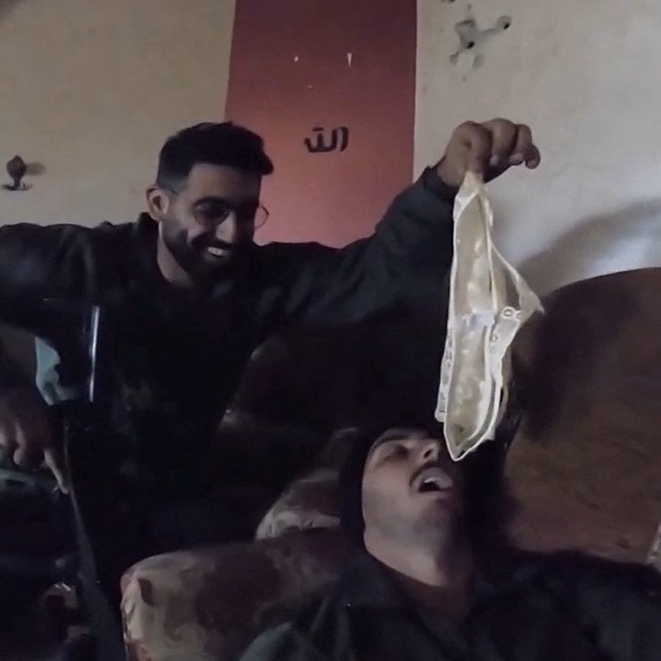 Israelische Soldaten in Gaza posieren mit Frauenkleidung.