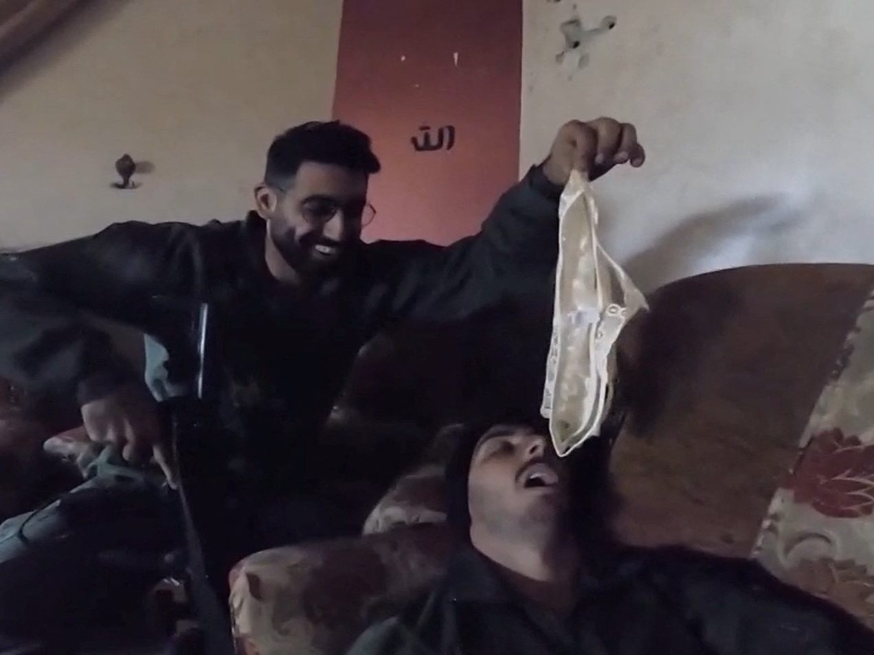 Israelische Soldaten in Gaza posieren mit Frauenkleidung.