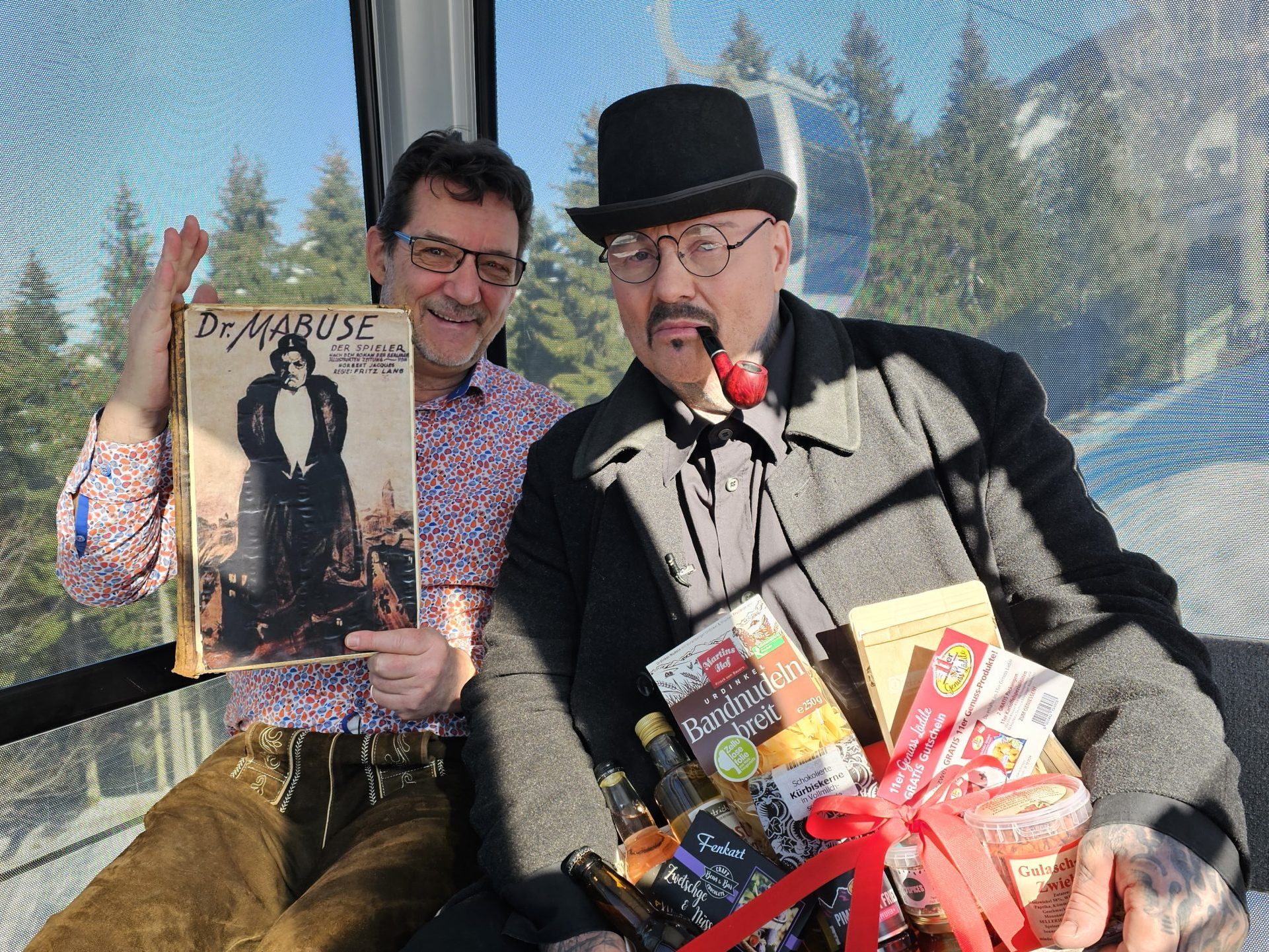 "Mr. Ugly" und dieses Mal verkleidet als Dr. Mabuse, ist der Bregenzer Martin Schiefert zu Gast bei TV-Gondoliere Andreas Seeburger in der Muttersberg Ferneseh-Gondel.