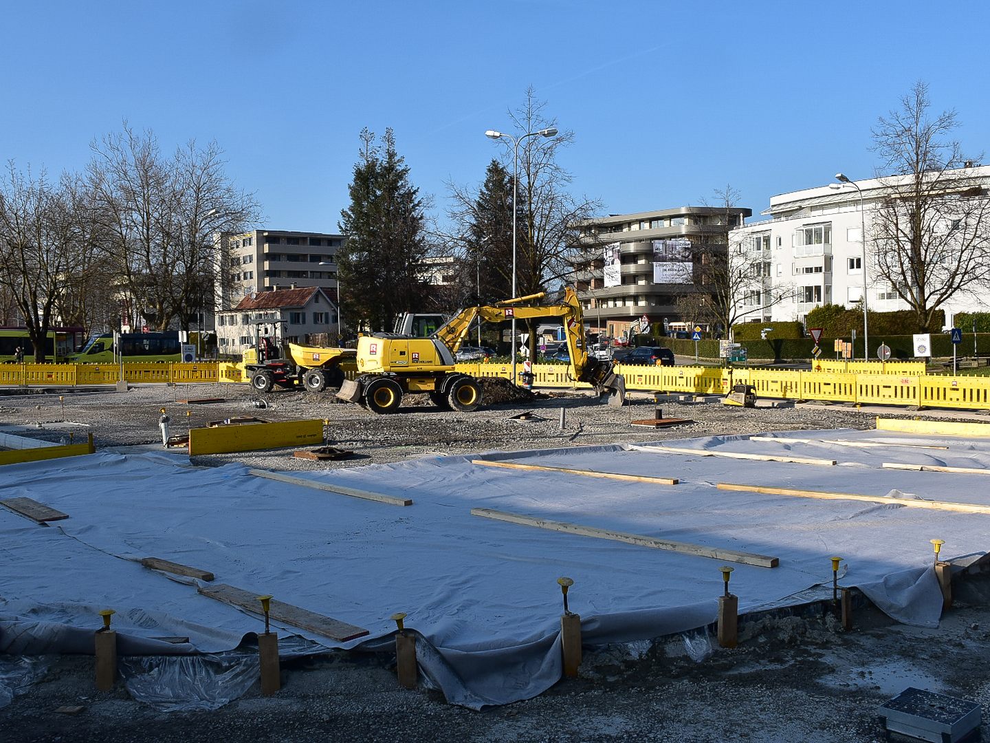 Die Arbeiten am neuen Vorplatz beim Lochauer Bahnhof laufen auf Hochtouren Die Arbeiten am neuen Vorplatz beim Lochauer Bahnhof laufen auf Hochtouren