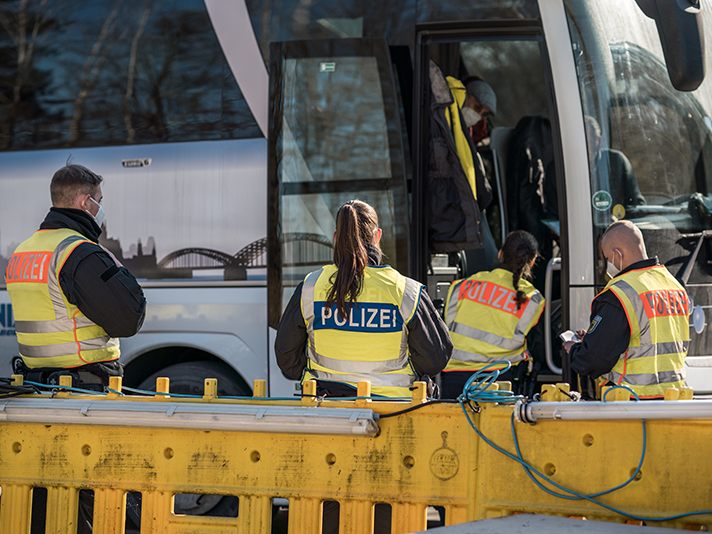 Bundespolizei weist Armenier zurück. Bundespolizei weist Armenier zurück.