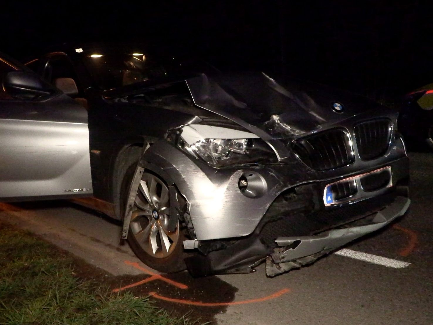 Der BMW wurde stark beschädigt.