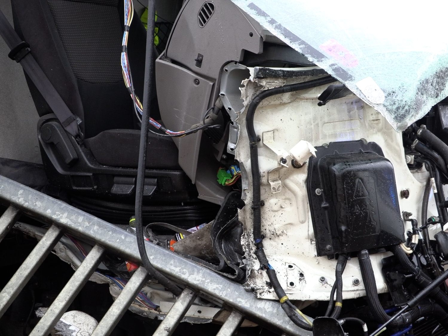 Lkw schwer beschädigt