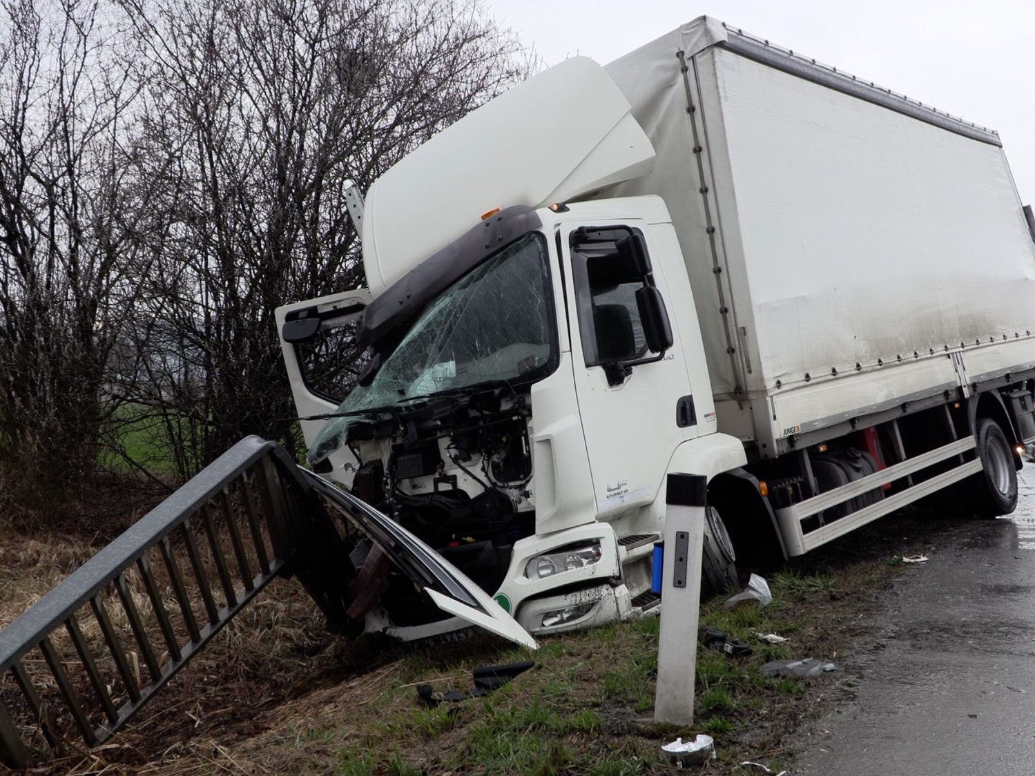 Lkw schwer beschädigt