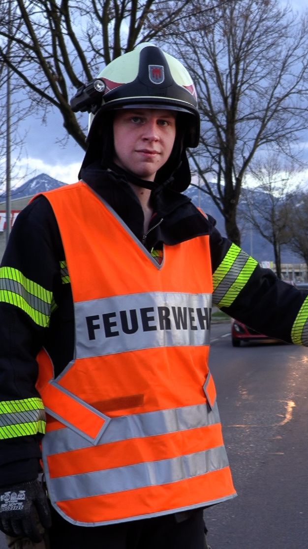 Die Straße war während den Aufräumarbeiten nur schwer passierbar.