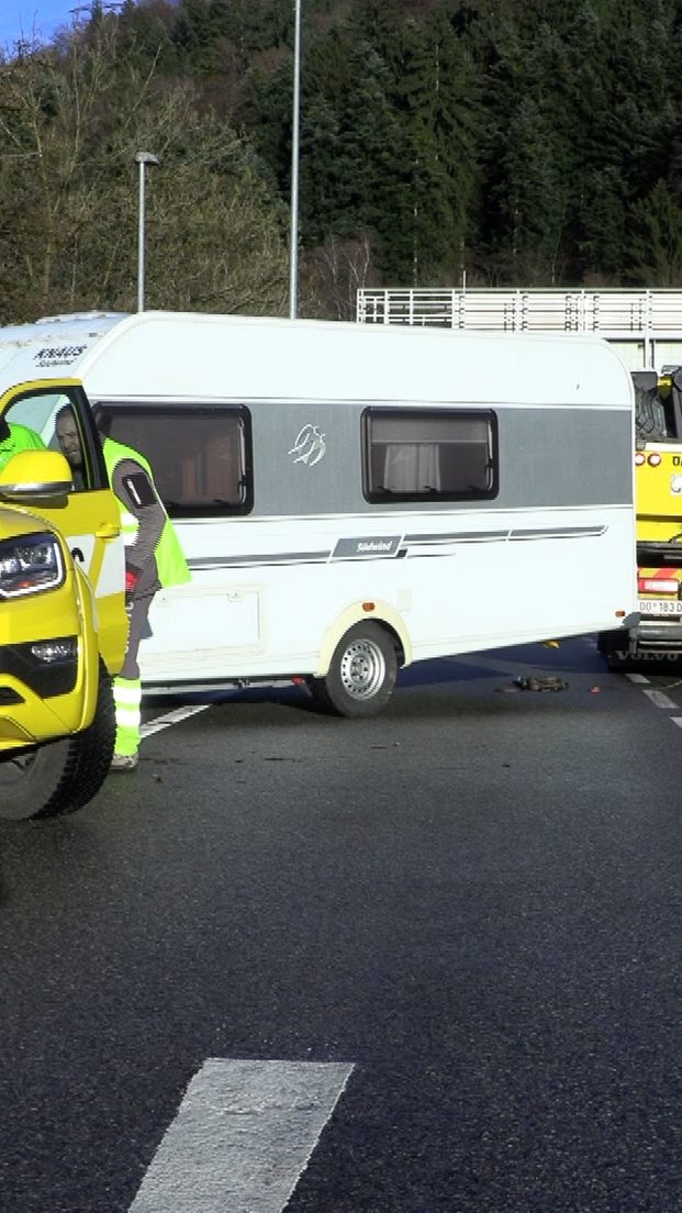 Wohnwagen stürzte in Graben nach dem Achraintunnel auf der Schwarzacher Seite.