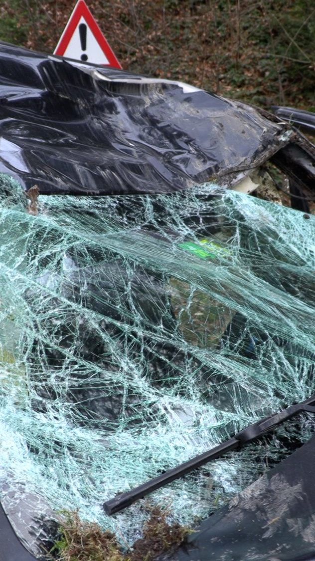 Totalschaden am Auto: Schwerer Unfall am Samstag im ebnit.