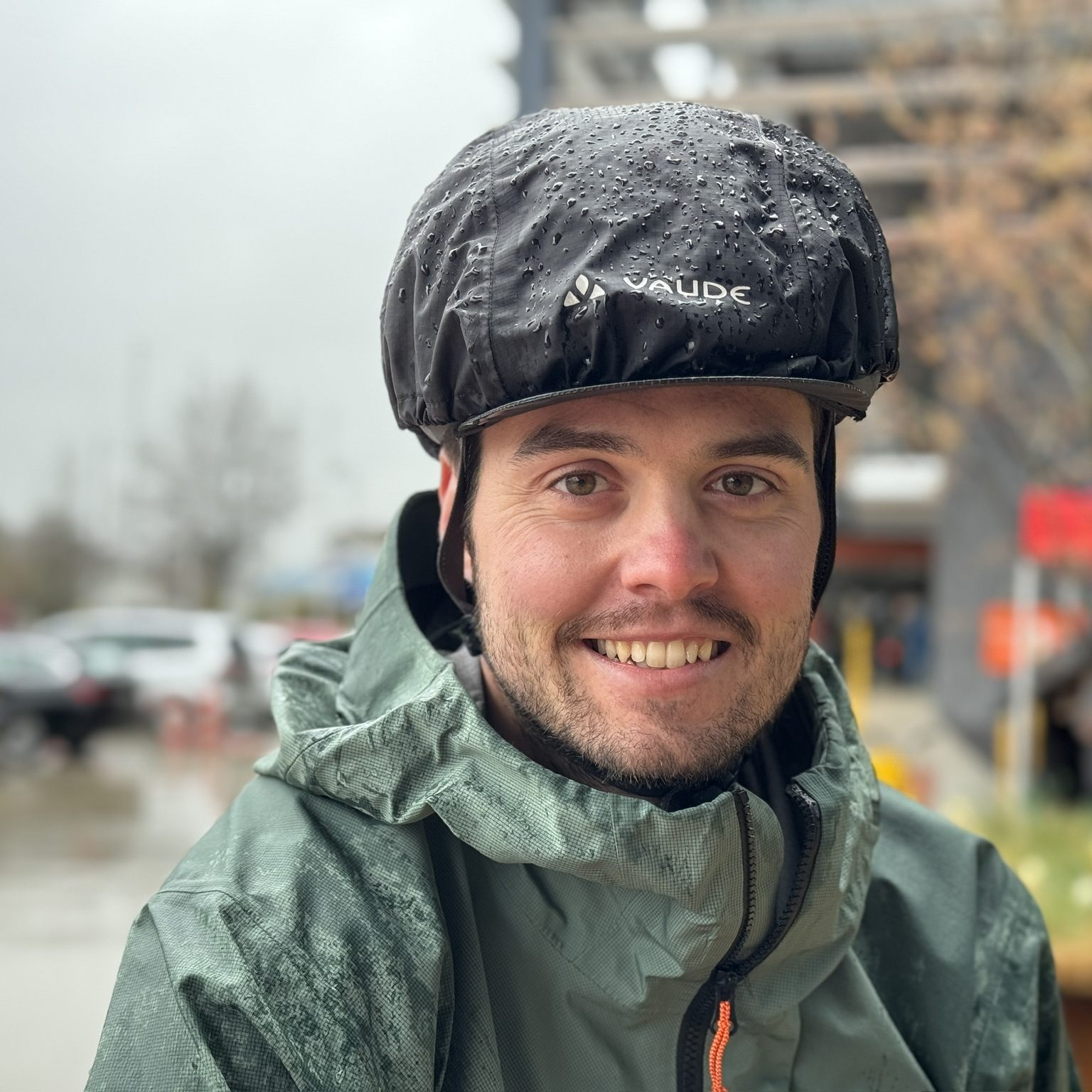 Johannes Eberle fährt mit dem Rad zur Arbeit.