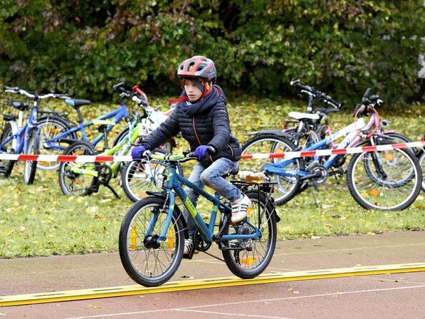 Der ÖAMTC gibt Tipps für Fahrrad, (E-)Scooter oder Skateboard-Geschenke zu Ostern.