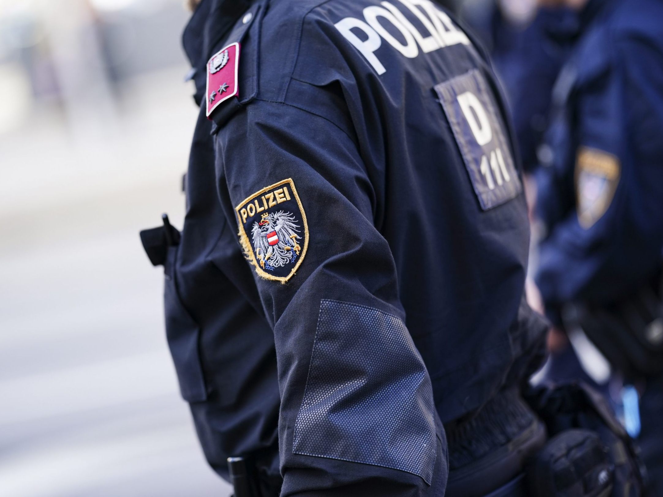 Die russische Botschaft schenkte Kalender und Bonbonniere an Polizisten.