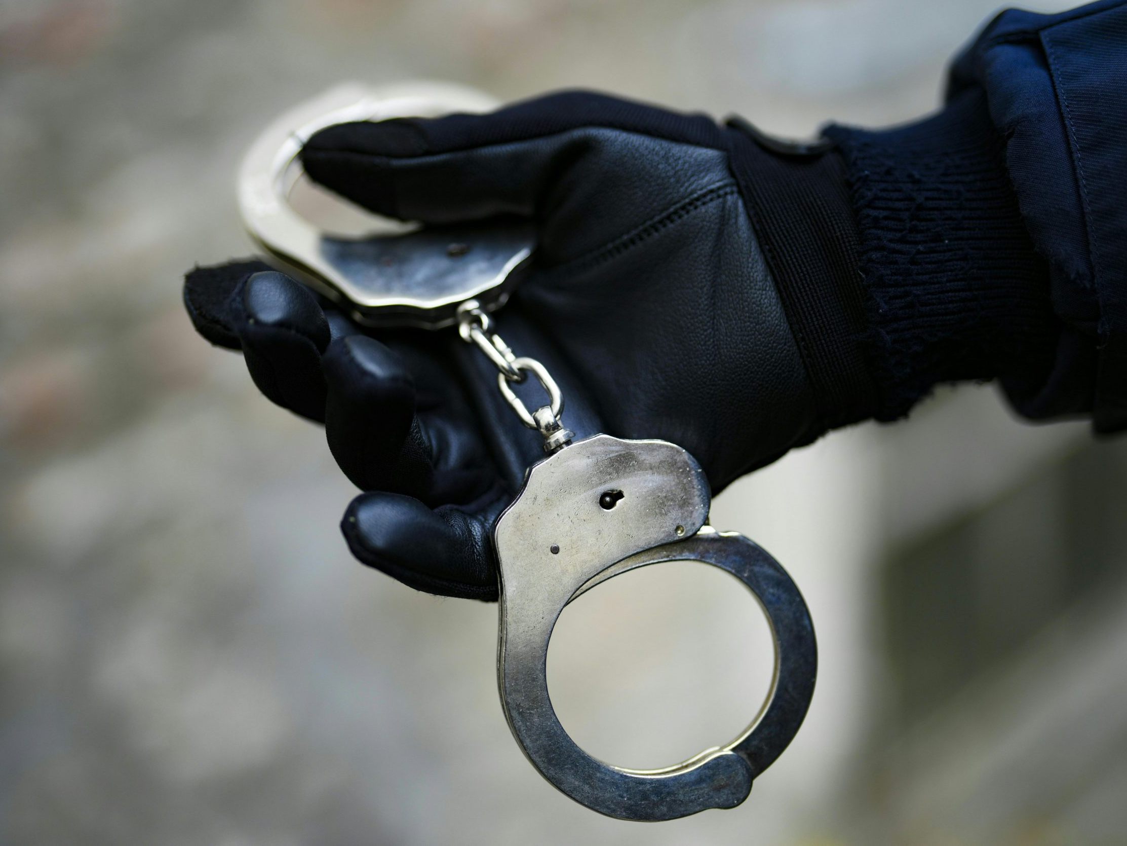 Eine randalierende Frau in Wien trat einen Polizisten.