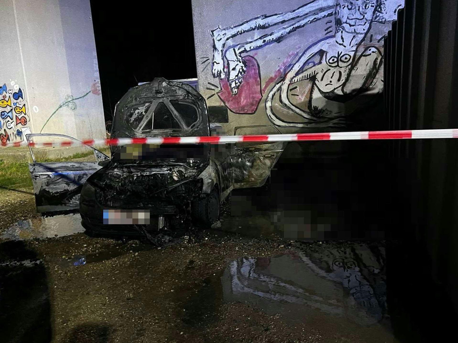 Nach einem Leichenfund nach einem Autobrand ermittelt nun das Landeskriminalamt. Nach einem Leichenfund nach einem Autobrand ermittelt nun das Landeskriminalamt.