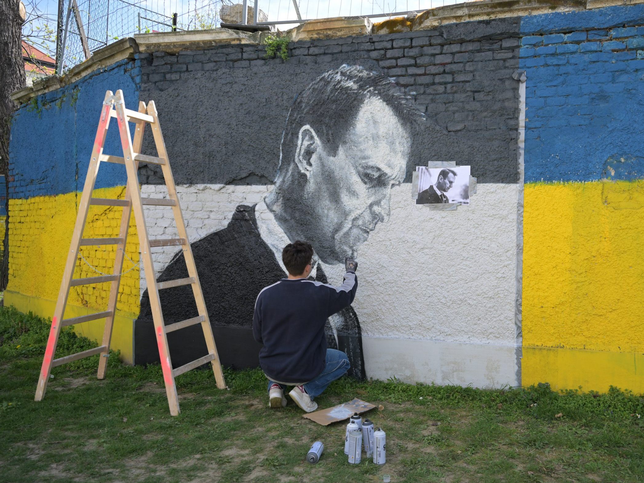 Die Mauer hinter dem Rssendenkmal in Wien erinnert an Nawalny.