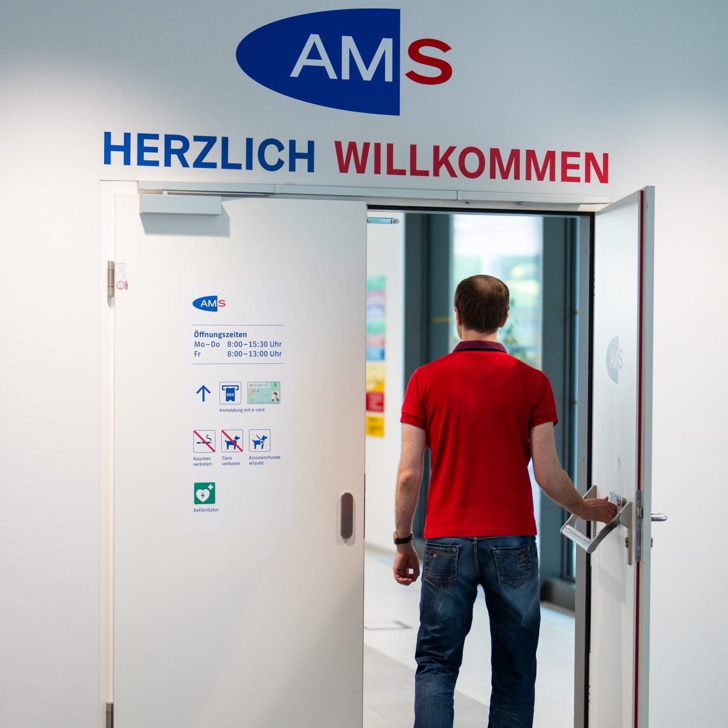 Die Arbeitslosenzahlen haben sich im Vorjahresvergleich kaum verändert.