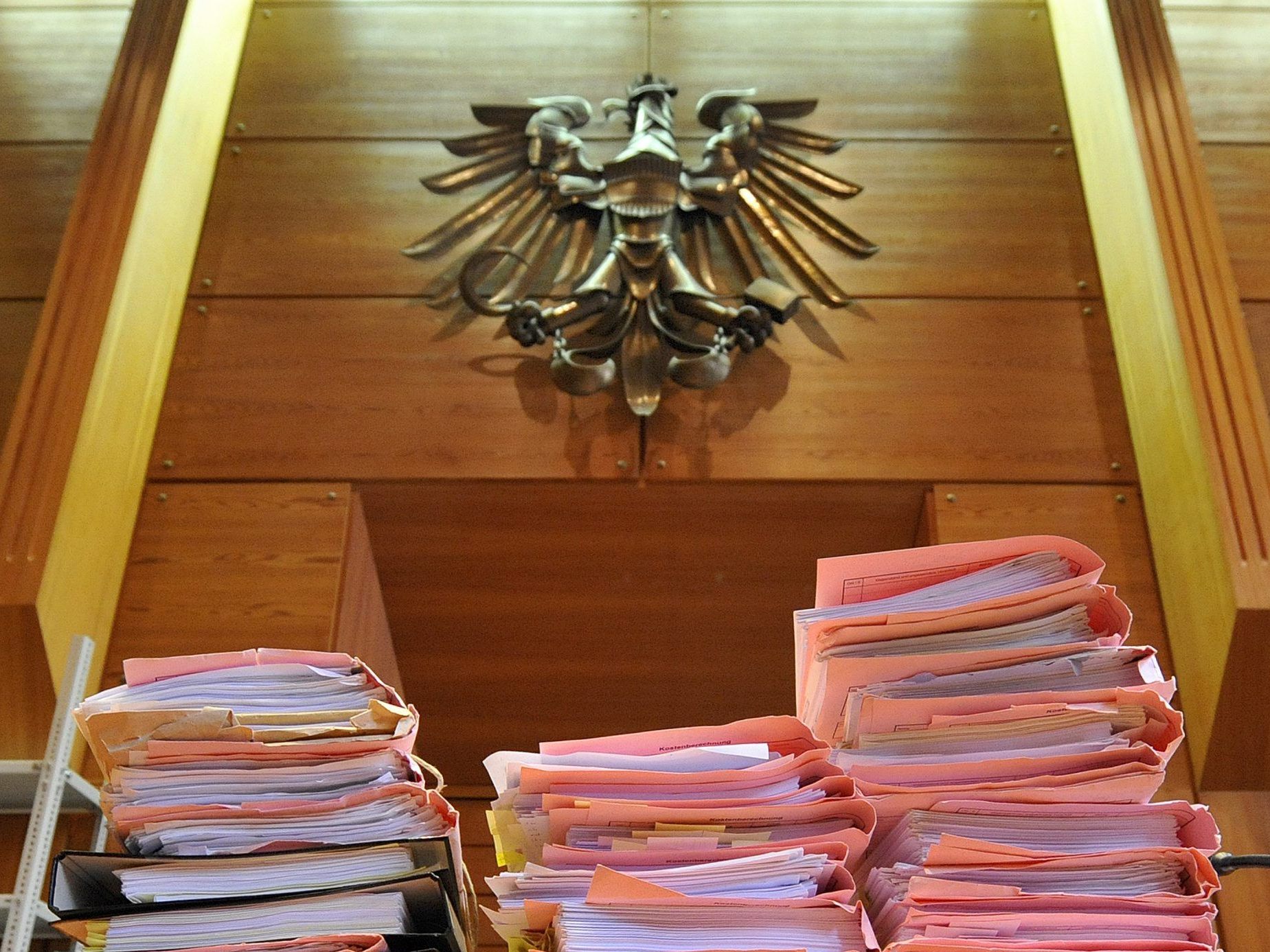 Zehn Mitglieder einer Wiener Teenie-Schutzgeld-Erpresser-Bande sind angeklagt.