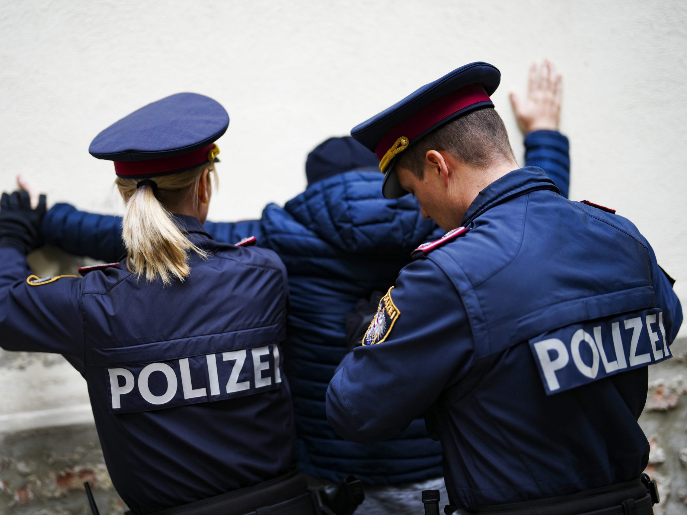 Ein 55-Jähriger wurde festgenommen, nachdem er eine Frau in Wien-Wieden vergewaltigt haben soll. Ein 55-Jähriger wurde festgenommen, nachdem er eine Frau in Wien-Wieden vergewaltigt haben soll.