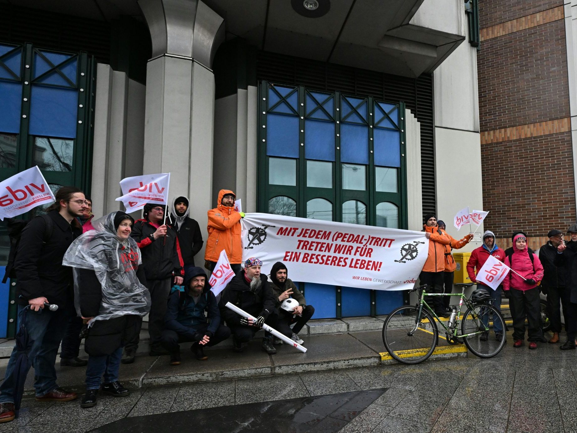 Demo der Fahrradboten vor dem Umweltministerium in Wien. Demo der Fahrradboten vor dem Umweltministerium in Wien.