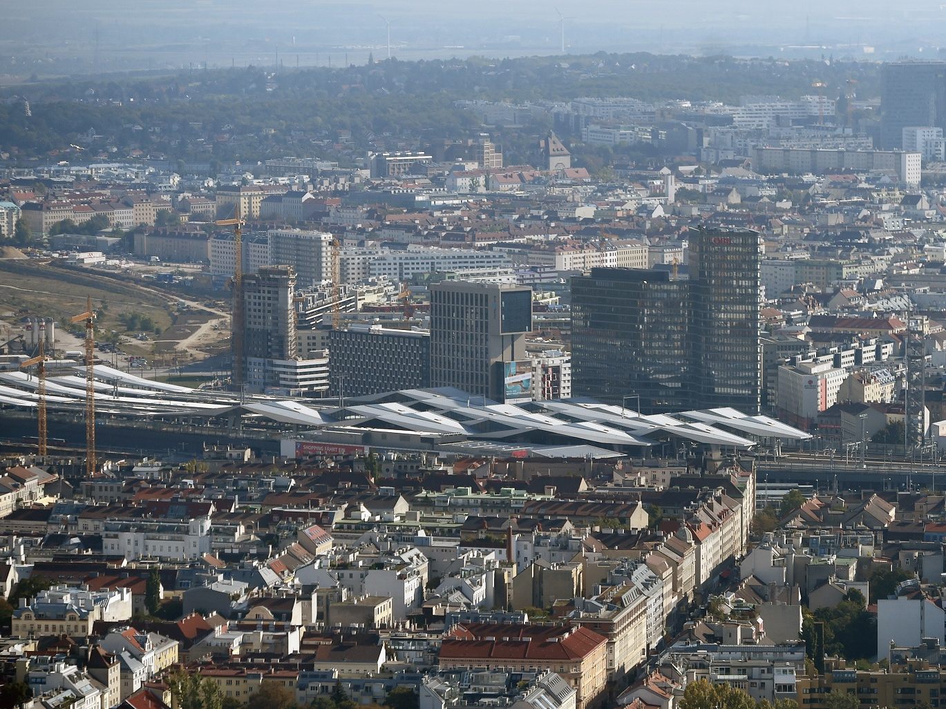 Am Wiener Hauptbahnhof kamen laut Polizei rund 350 Menschen zusammen. Am Wiener Hauptbahnhof kamen laut Polizei rund 350 Menschen zusammen.