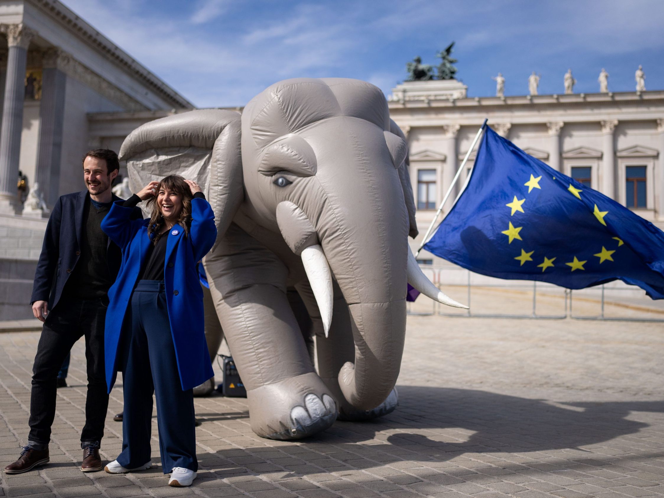 VOLT-Spitzenkandidaten Harrer und Tsiklauri vor dem Parlament in Wien. VOLT-Spitzenkandidaten Harrer und Tsiklauri vor dem Parlament in Wien.