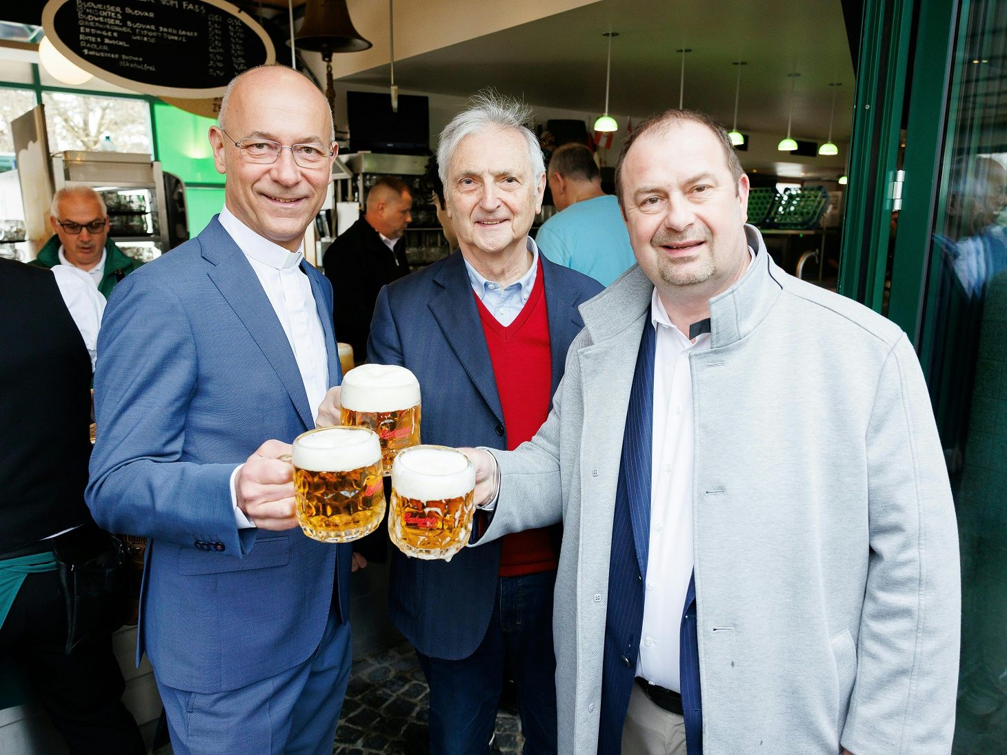 Schweizerhaus-Hausherr Kolarik (Mitte) neben Dompfarrer Toni Faber (links) und dem Bezirksvorsteher von Wien-Leopoldstadt, Alexander Nikolai (rechts).