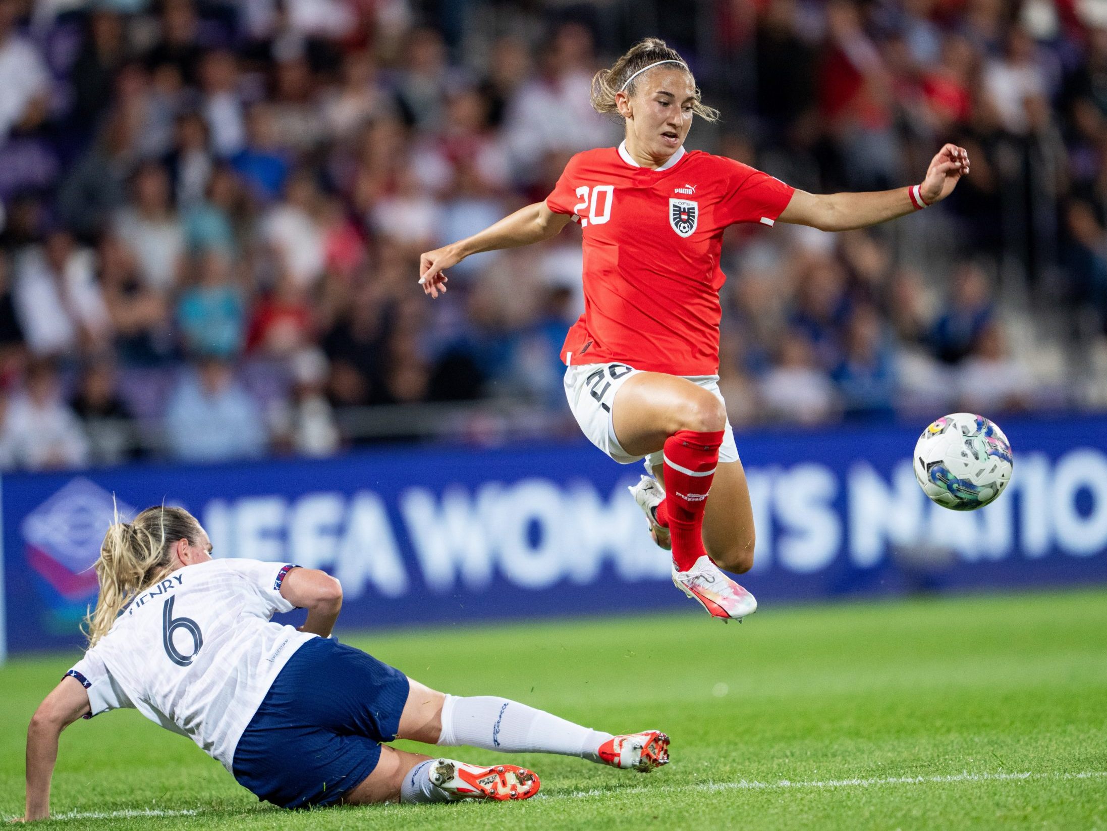 Gegen Frankreich kamen erstmals mehr als 10.000 Zuschauer zu einem Spiel der ÖFB-Frauen. Gegen Frankreich kamen erstmals mehr als 10.000 Zuschauer zu einem Spiel der ÖFB-Frauen.