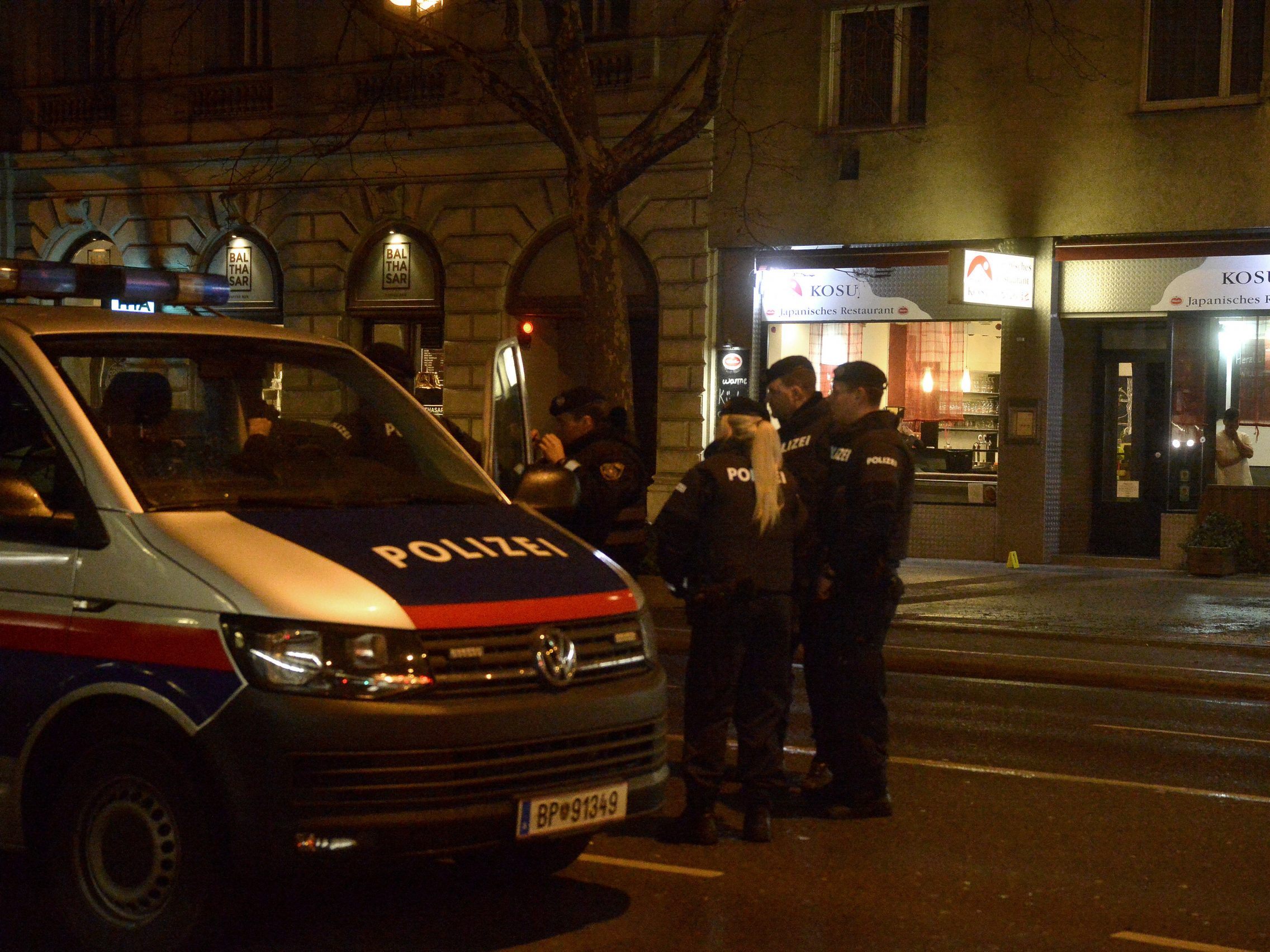 Nächtlicher Polizeieinsatz am Wiener Praterstern. Nächtlicher Polizeieinsatz am Wiener Praterstern.