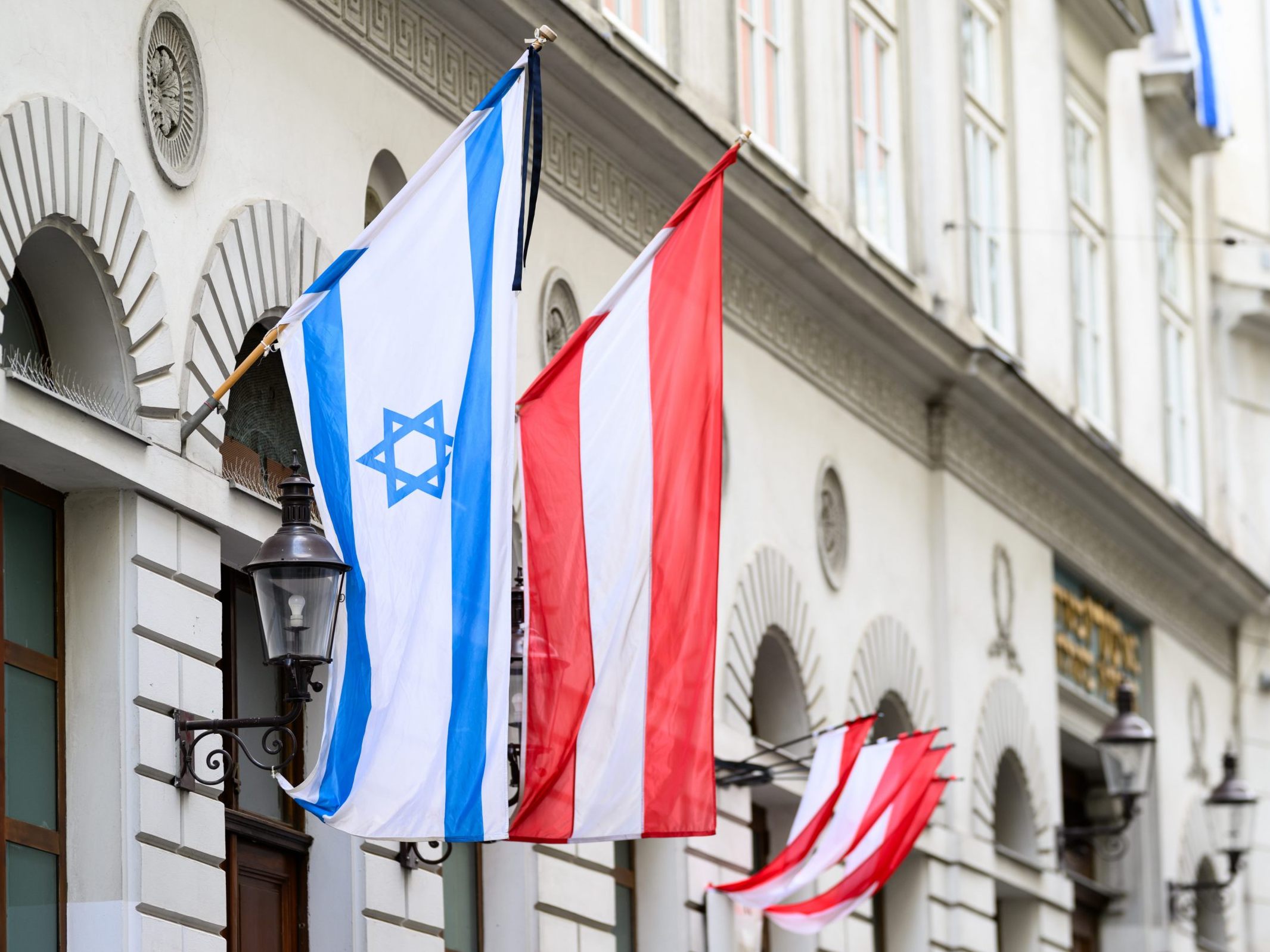Die israelische Fahne am Stadttempel war Ziel einer Attacke. Die israelische Fahne am Stadttempel war Ziel einer Attacke.