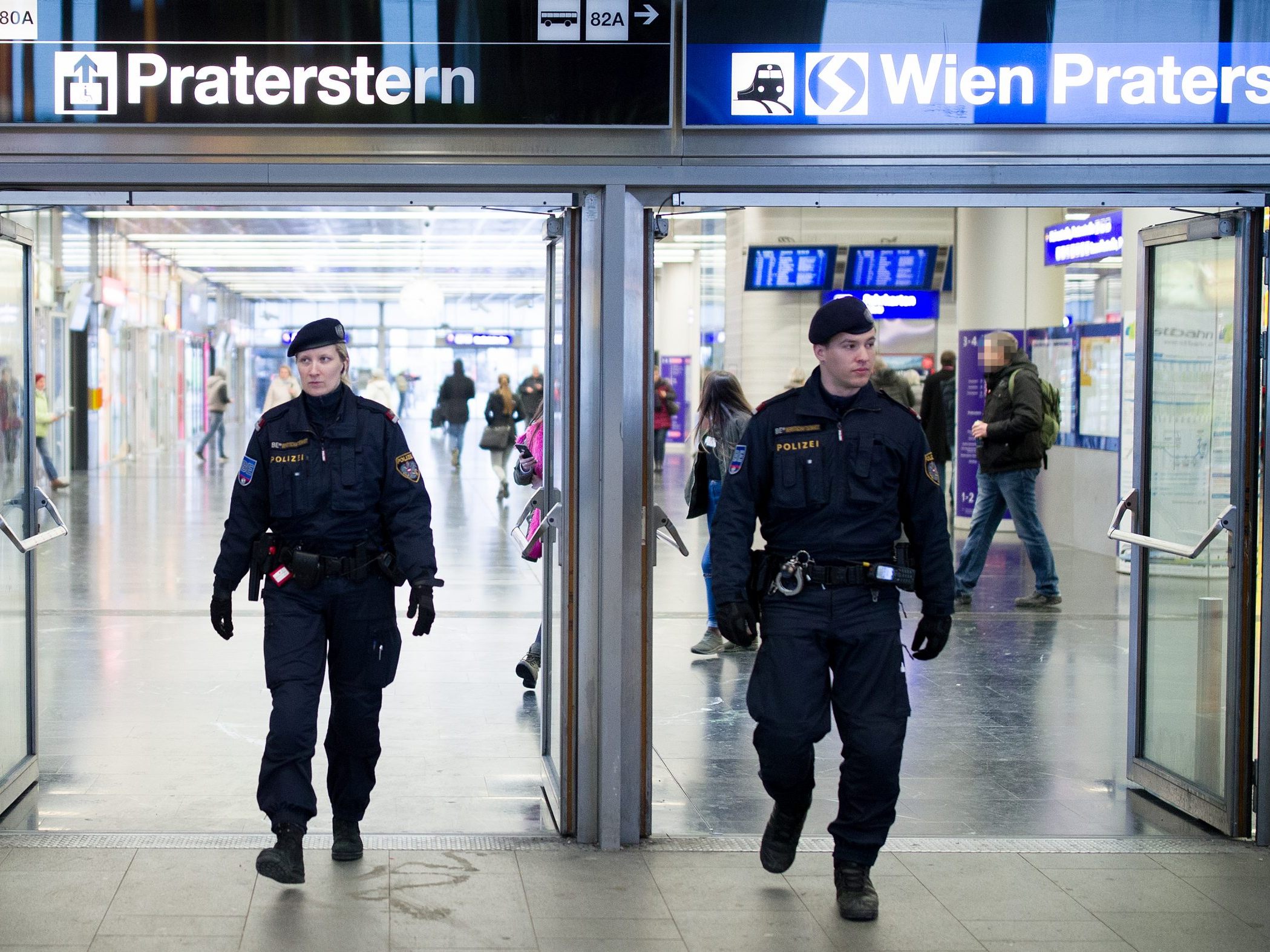 Polizeieinsatz am Wiener Praterstern. Polizeieinsatz am Wiener Praterstern.