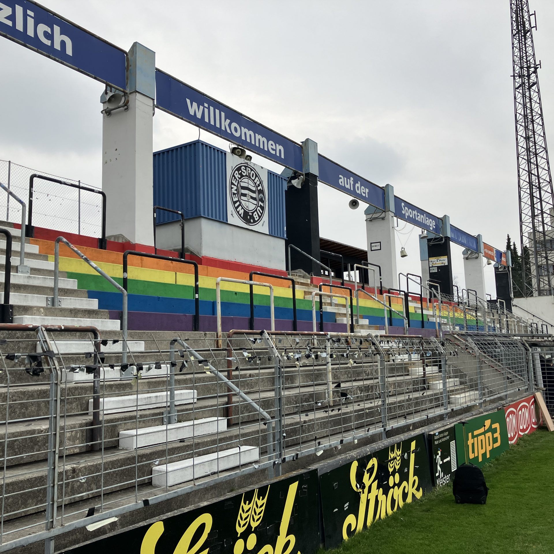 Die Friedhofstribüne am 1. März. Der Wiener Sport-Club darf sich auf ein großteils neues Stadion freuen.