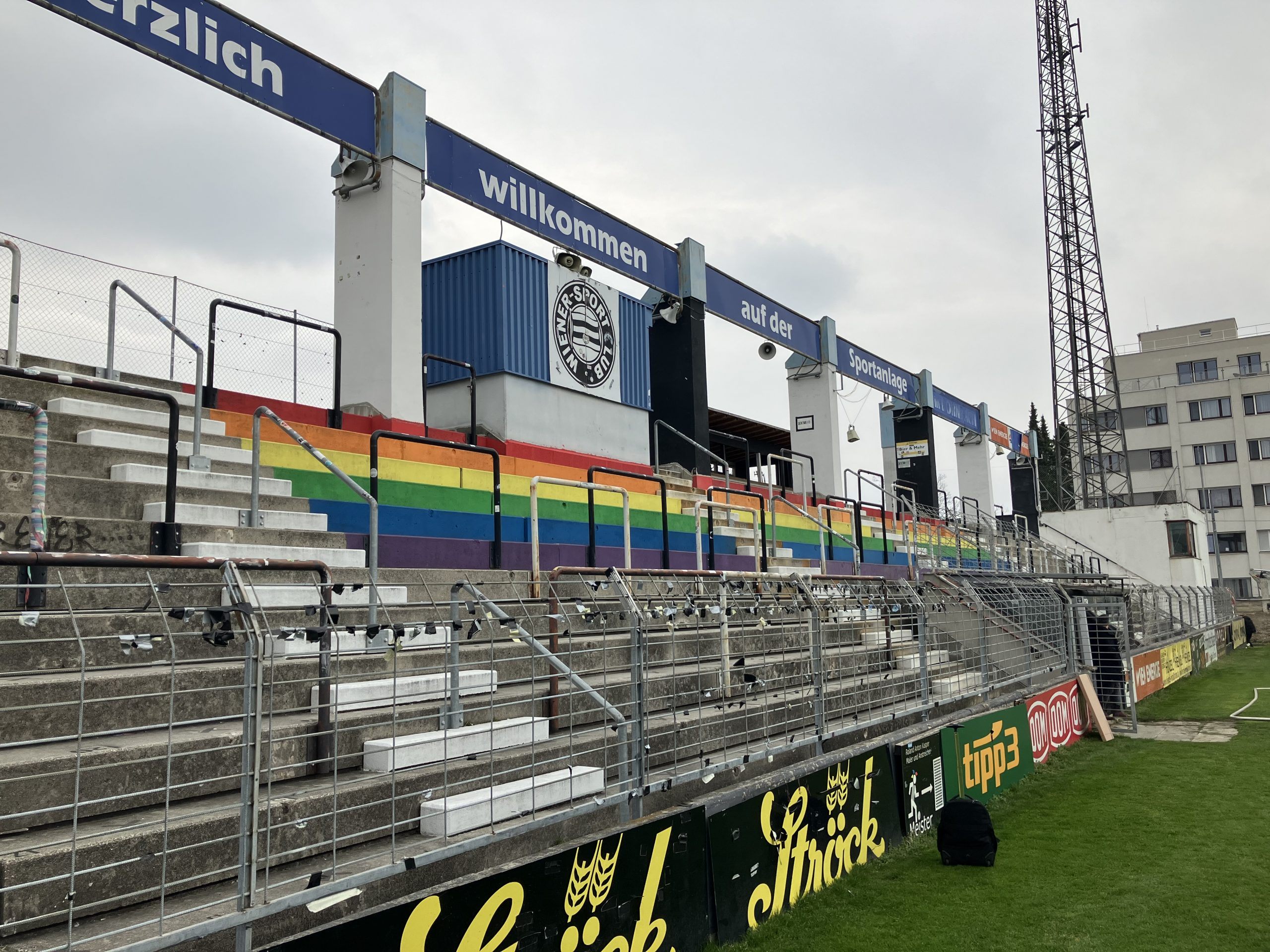 Die Friedhofstribüne am 1. März. Der Wiener Sport-Club darf sich auf ein großteils neues Stadion freuen. Die Friedhofstribüne am 1. März. Der Wiener Sport-Club darf sich auf ein großteils neues Stadion freuen.