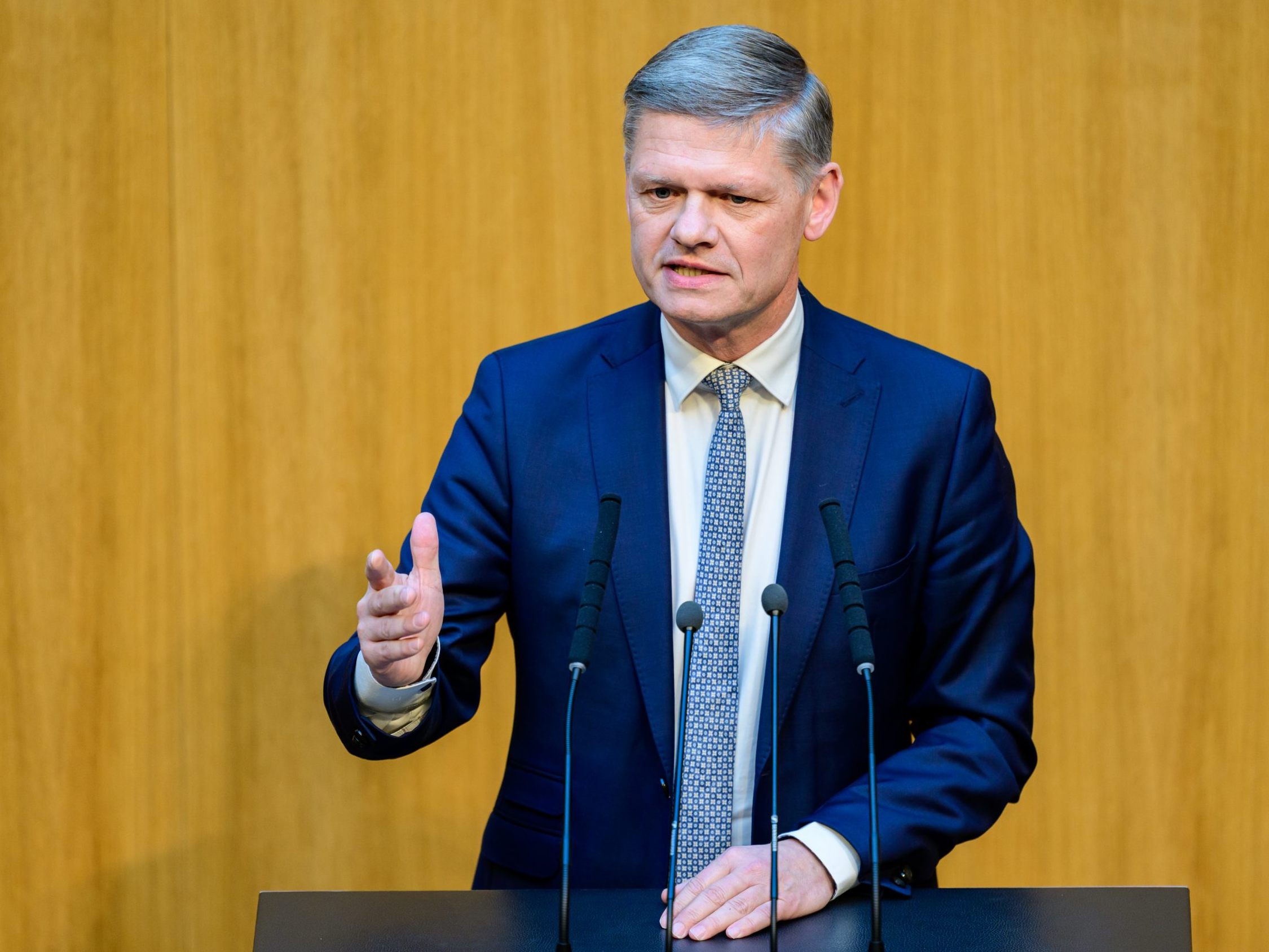 ÖVP-Hanger will eine Beugestrafe für Teufel. ÖVP-Hanger will eine Beugestrafe für Teufel.