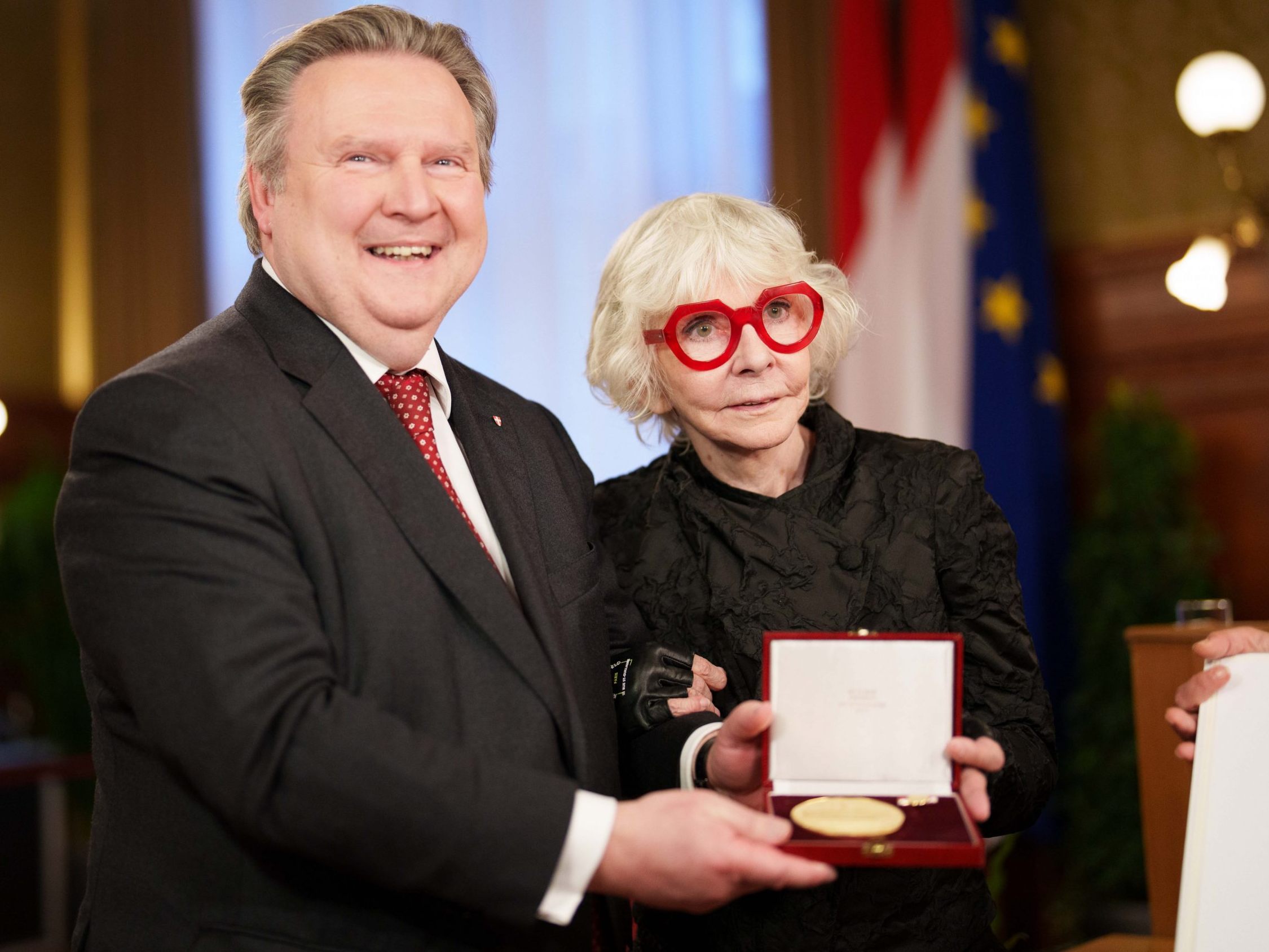 Dolores Schmidinger wurde von der Stadt Wien ausgezeichnet. Dolores Schmidinger wurde von der Stadt Wien ausgezeichnet.