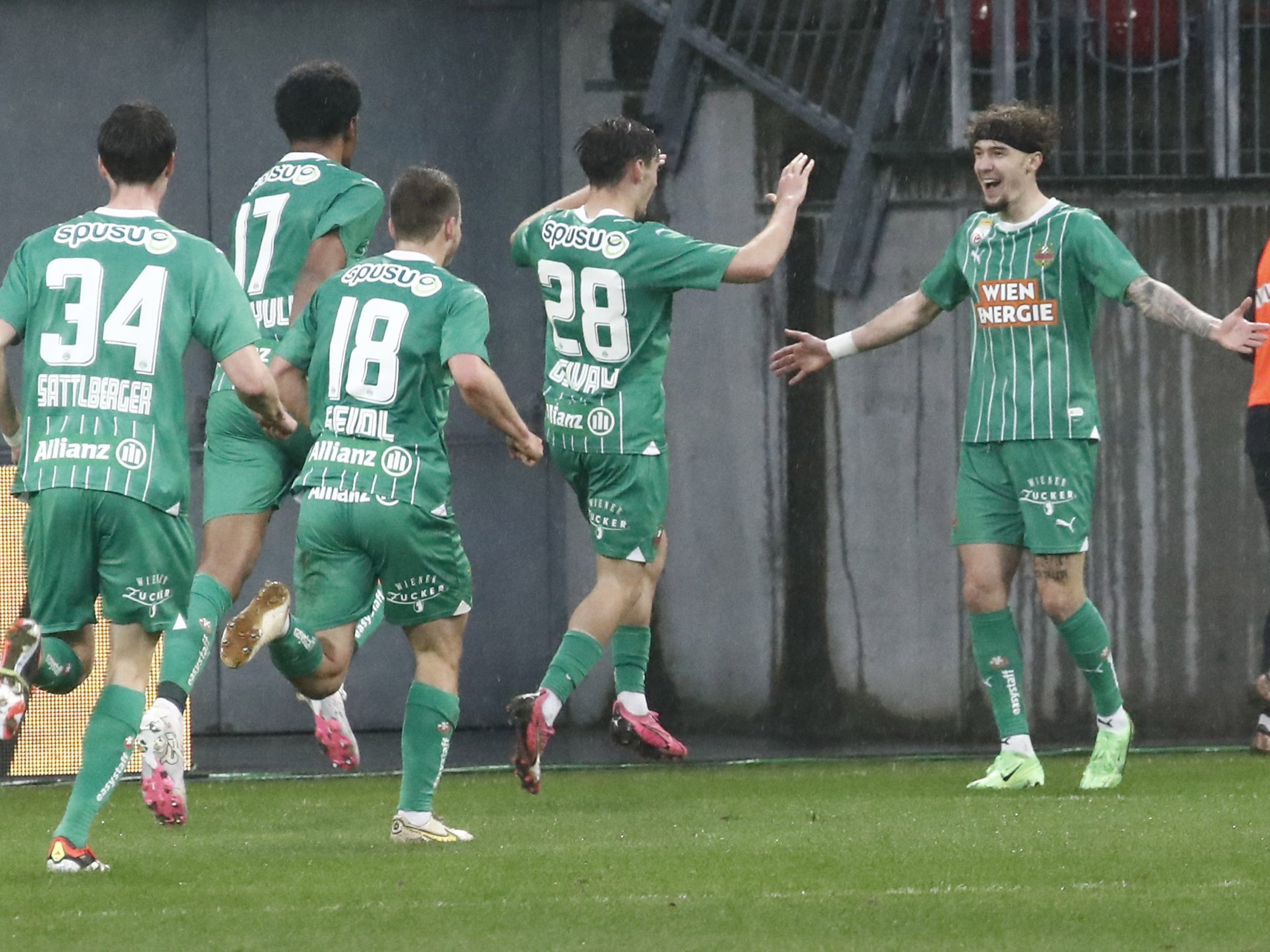 Rapid zog in die Meistergruppe der Fußball-Bundesliga ein. Rapid zog in die Meistergruppe der Fußball-Bundesliga ein.