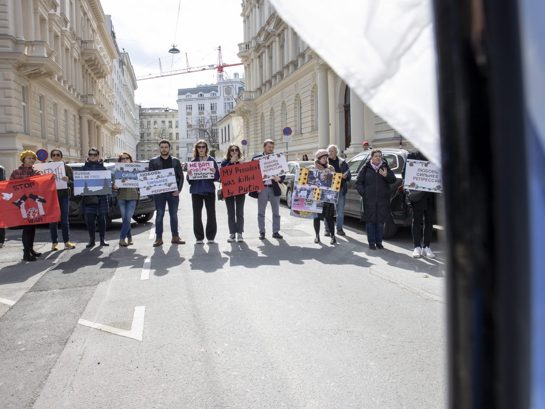 Stiller und lauter Protest bei den russischen Wahlen in Wien. Stiller und lauter Protest bei den russischen Wahlen in Wien.