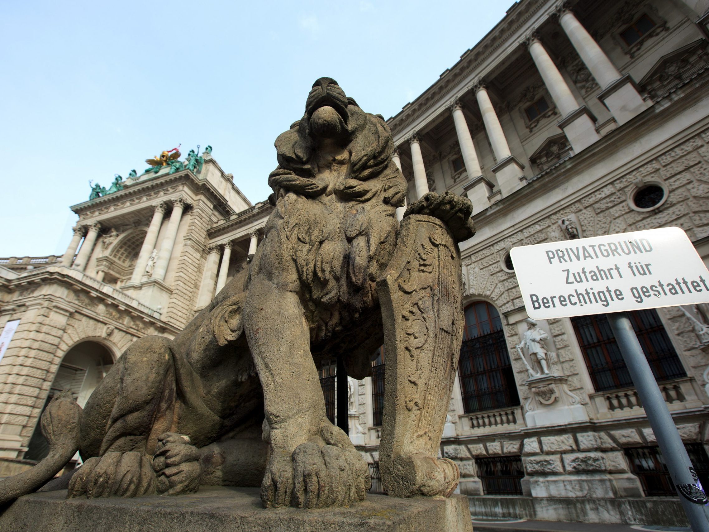 Arsenverdacht: Nationalbibliothek prüft bestimmte Bücher.