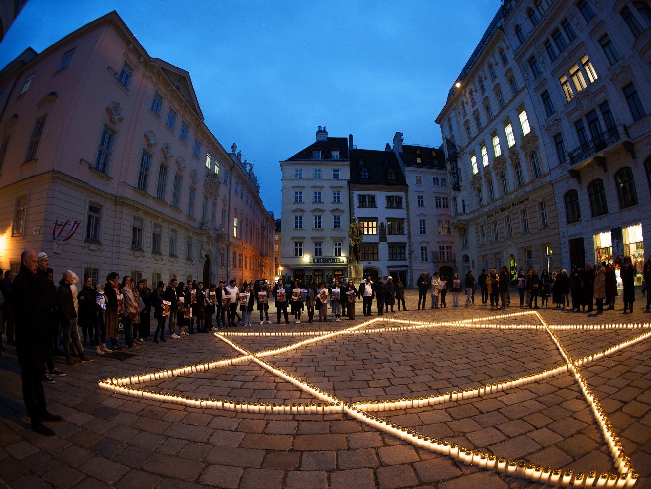 Kerzen in Form eines Davidsterns am Judenplatz in Wien.