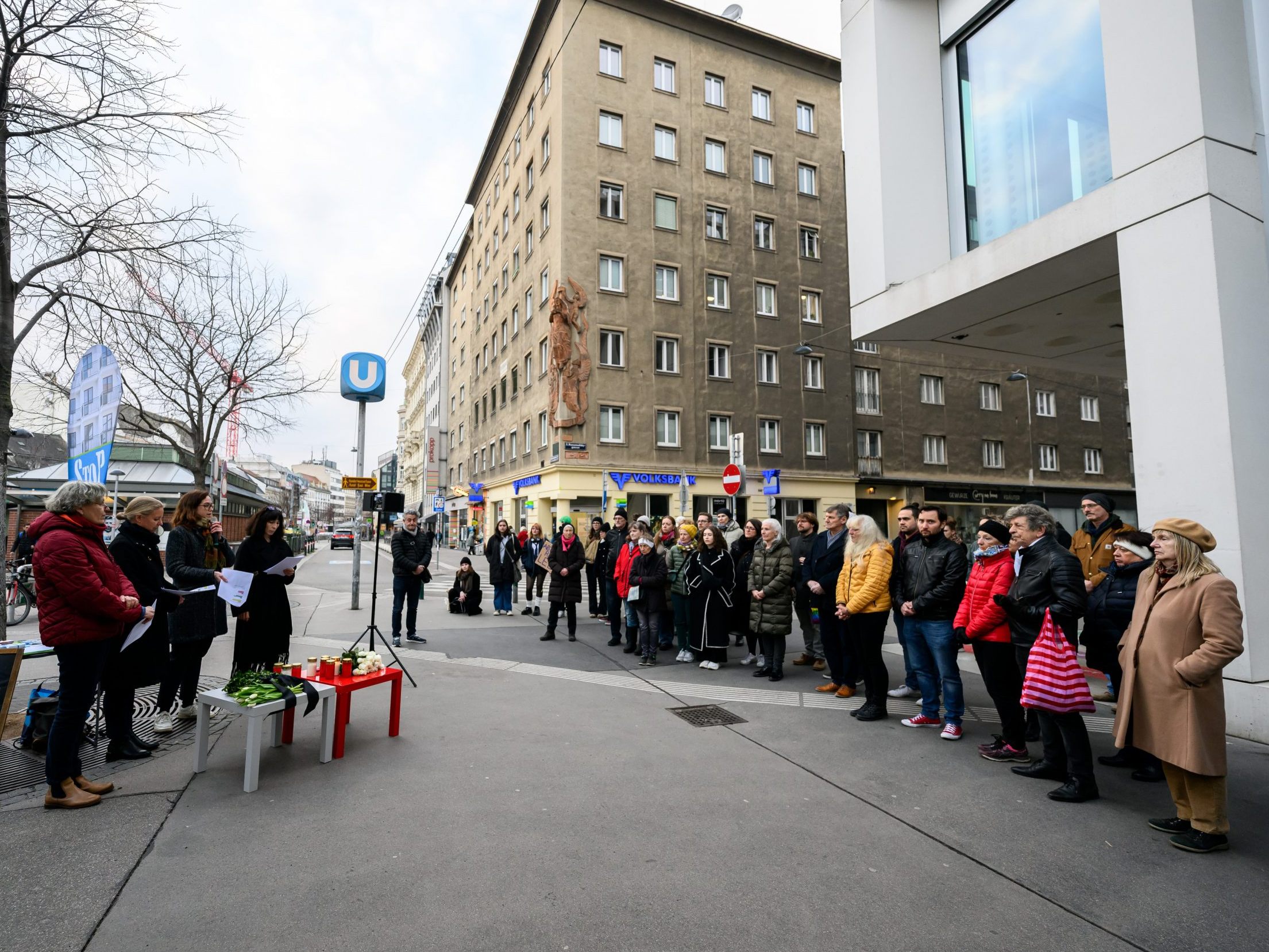 Überparteiliche Mahnwache nach Femiziden in Wien-Landstraße. Überparteiliche Mahnwache nach Femiziden in Wien-Landstraße.