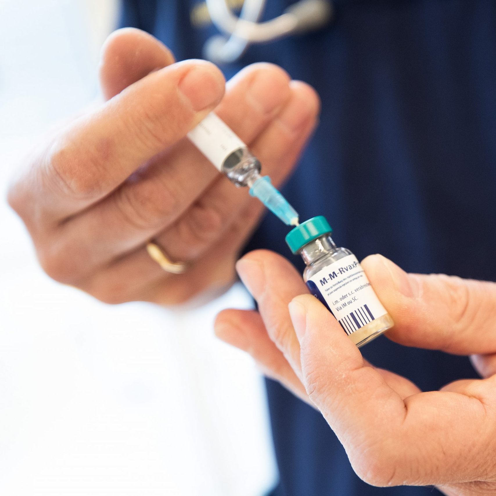 Die Masernimpfung schützt vor den Risiken der Erkrankung.