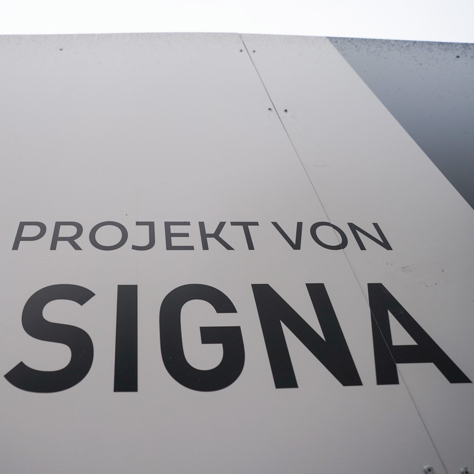 Für die Signa-Gruppe steht eine entscheidende Gläubigersitzung bevor.