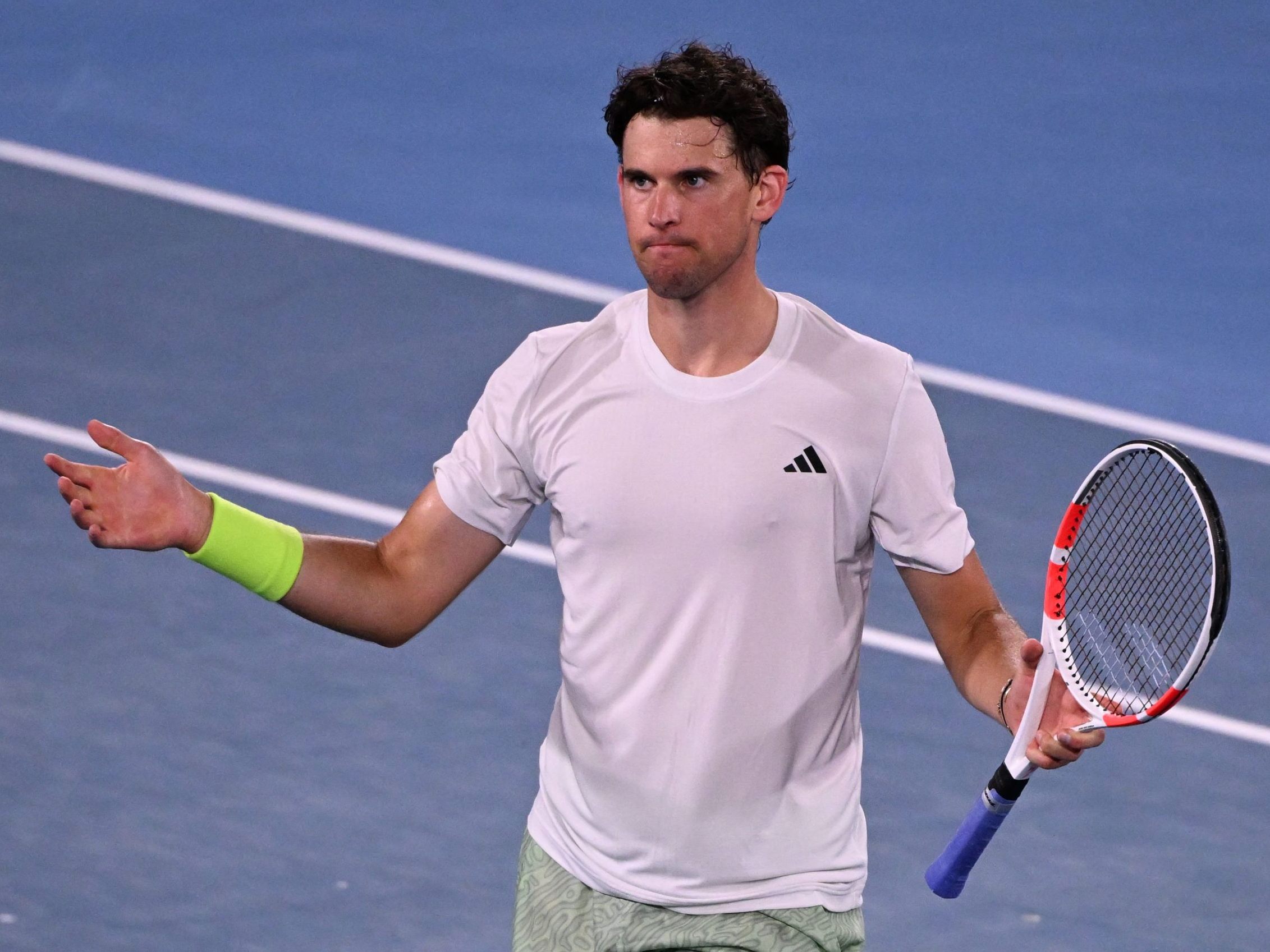 Die Handgelenksprobleme bei Thiem sind zurückgekehrt. Die Handgelenksprobleme bei Thiem sind zurückgekehrt.
