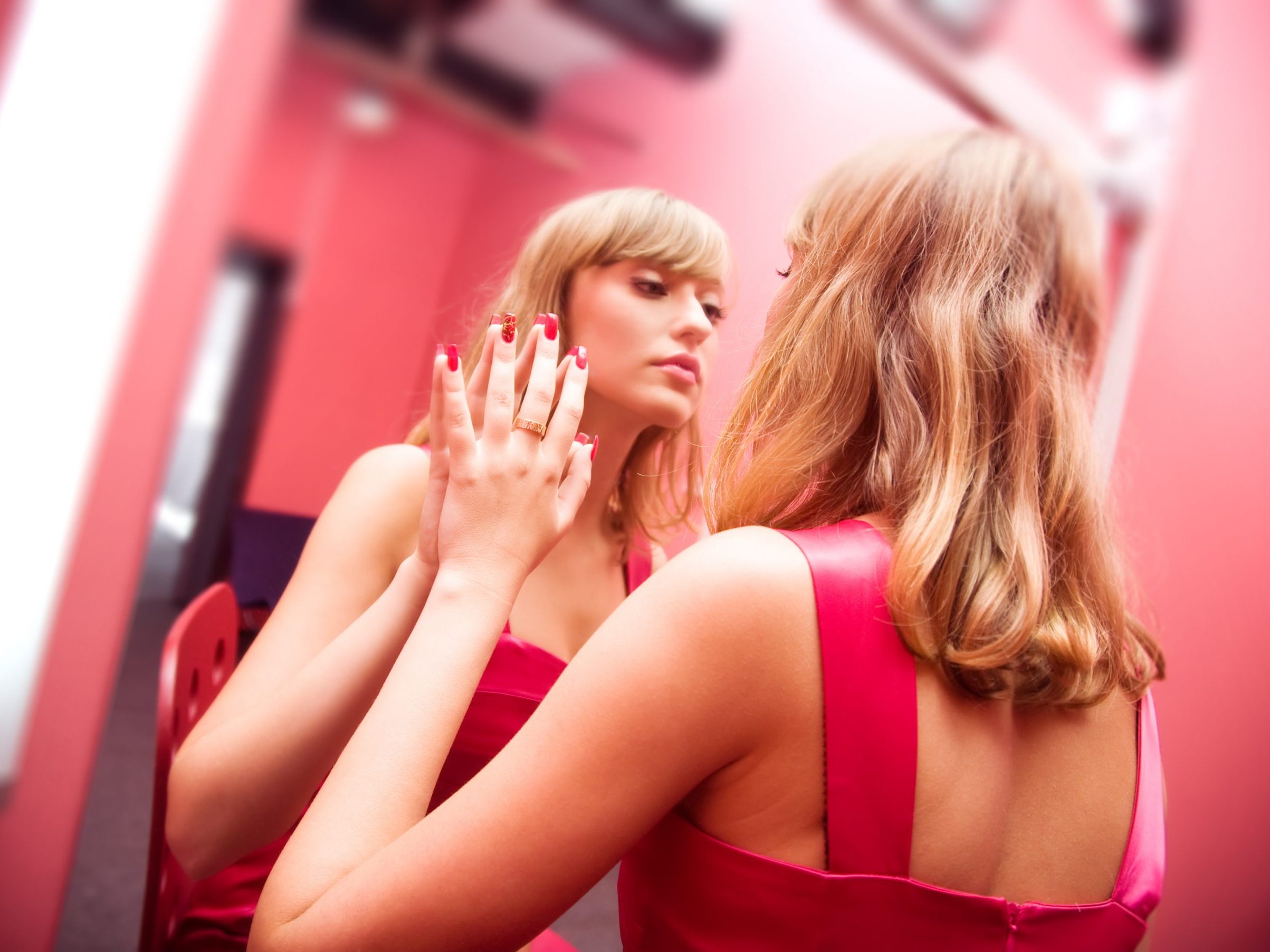 Bin ich schön genug? Werde ich erfolgreich sein? Werde ich geliebt? Im weiblichen Narzissmus verrät sich ein äußerst fragiles Selbstwertgefühl. Bin ich schön genug? Werde ich erfolgreich sein? Werde ich geliebt? Im weiblichen Narzissmus verrät sich ein äußerst fragiles Selbstwertgefühl.