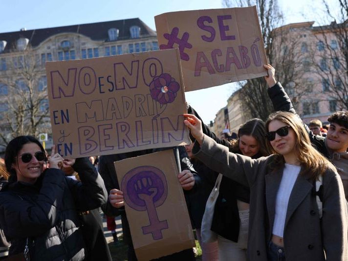 Anlässlich des Weltfrauentags finden auch dieses Jahr weltweit Proteste statt. Hier ein Bild aus Berlin, Deutschland. Anlässlich des Weltfrauentags finden auch dieses Jahr weltweit Proteste statt. Hier ein Bild aus Berlin, Deutschland.