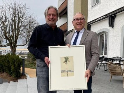 Bürgermeister Frank Matt überreichte Miteigentümer Gerhard Rauch das Schiele-Bild. Auf Schieles Gemälde „Little Tree“ sind der Pfänder (links) und die Staufenspitze (rechts) zu sehen. Bürgermeister Frank Matt überreichte Miteigentümer Gerhard Rauch das Schiele-Bild. Auf Schieles Gemälde „Little Tree“ sind der Pfänder (links) und die Staufenspitze (rechts) zu sehen.